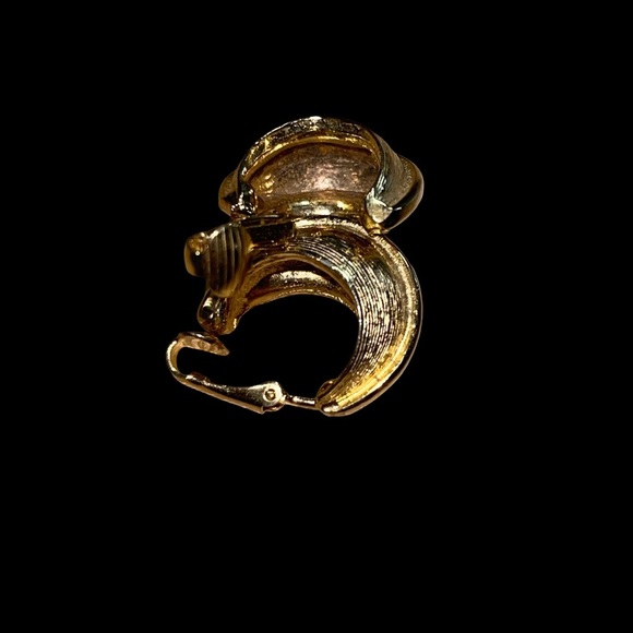 Gorgeous! Brushed Gold tone Vintage Clip-On Earrings - Picture 4 of 4